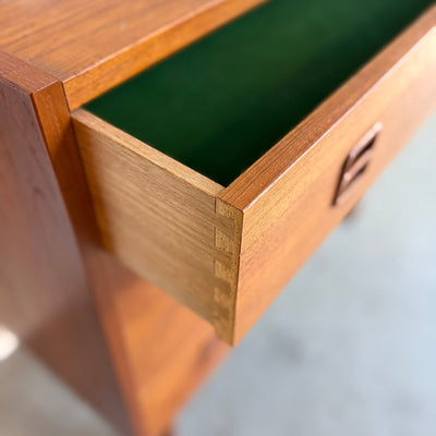 
                  
                    Vintage ladekast 4* teak vierkant handvat - LOUI
                  
                