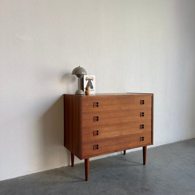 
                  
                    Vintage ladekast 4* teak vierkant knopje - LOUI
                  
                