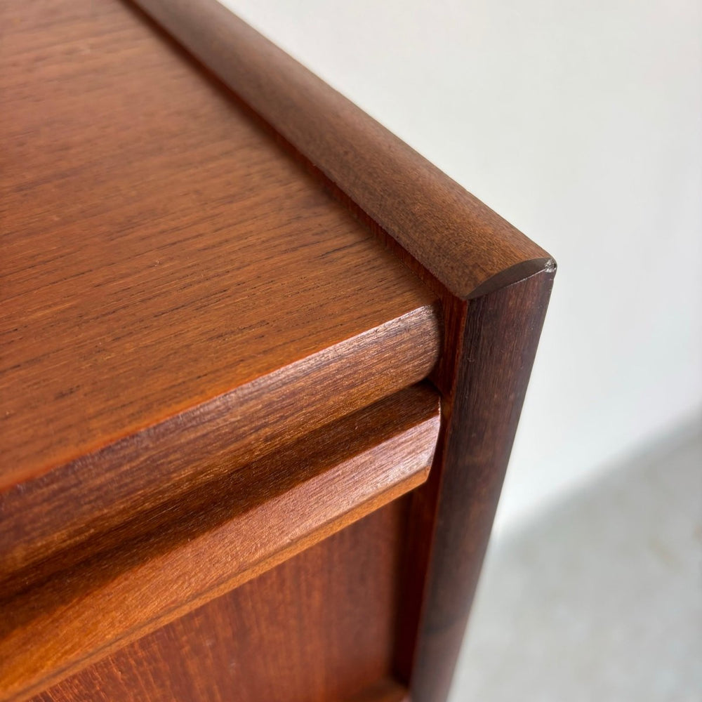 
                  
                    Vintage ladekast 6* slanke greep teak - LOUI.STORE
                  
                