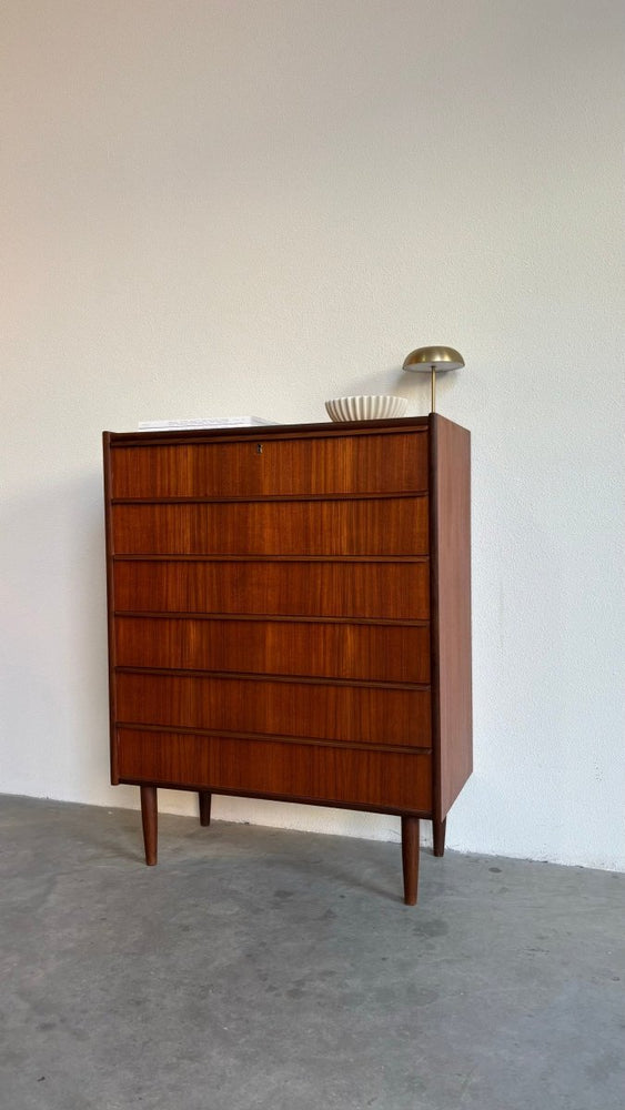 
                  
                    Vintage ladekast 6* slanke greep teak - LOUI.STORE
                  
                