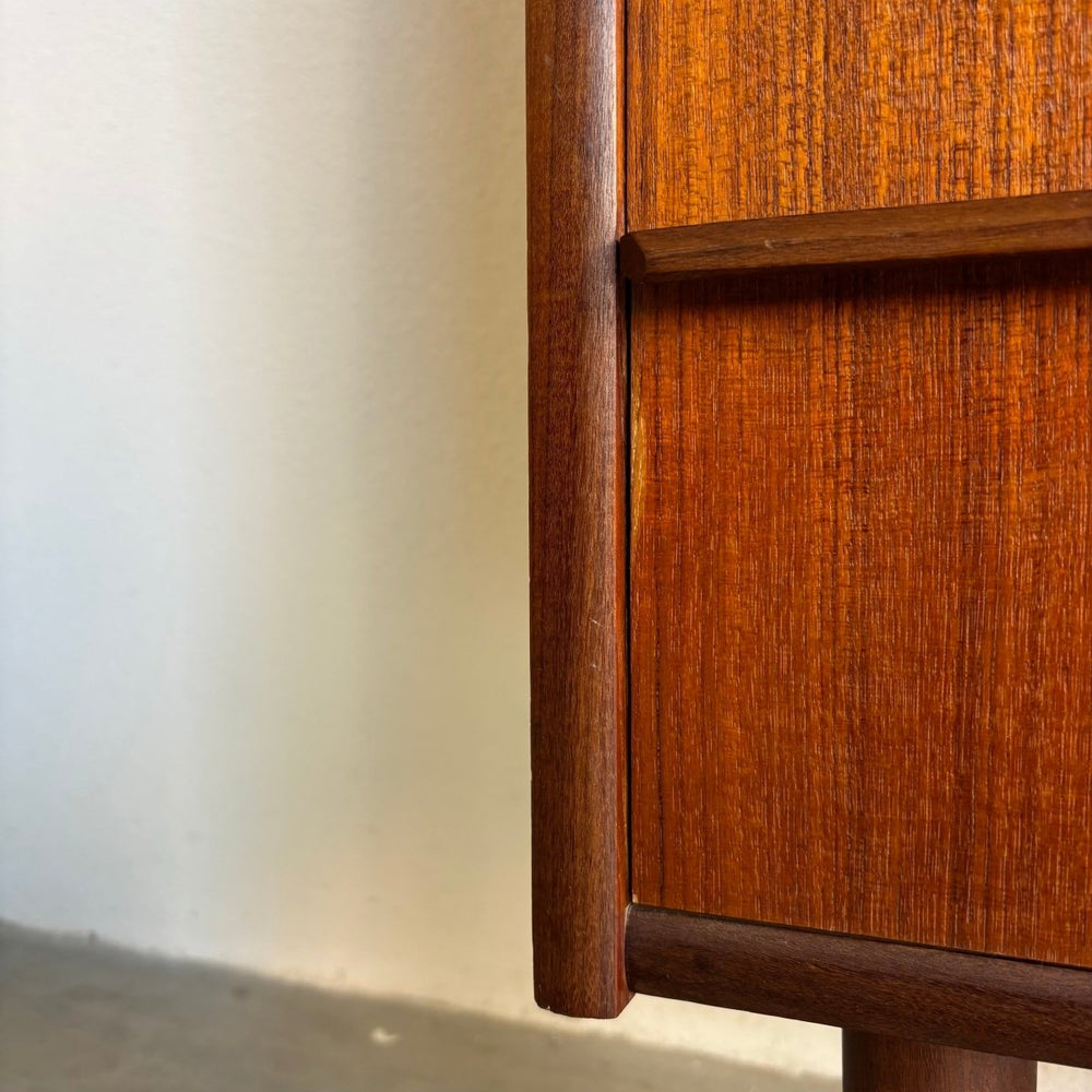 
                  
                    Vintage ladekast 6* slanke greep teak - LOUI.STORE
                  
                