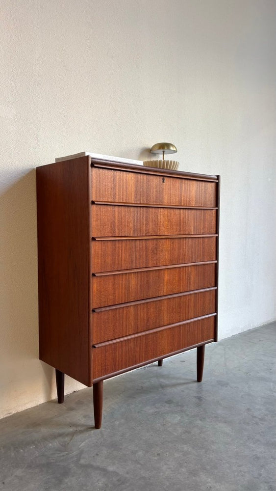 
                  
                    Vintage ladekast 6* slanke greep teak - LOUI.STORE
                  
                