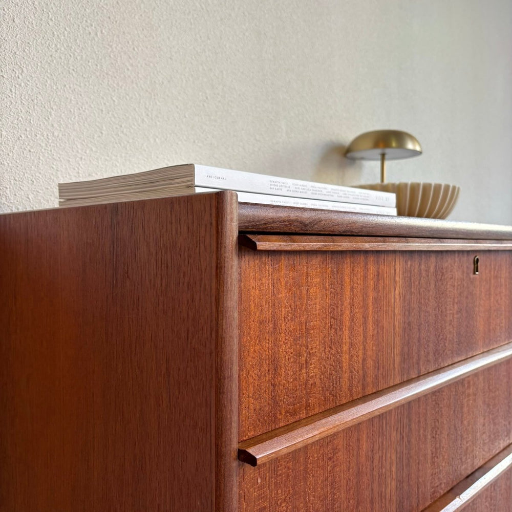 
                  
                    Vintage ladekast 6* slanke greep teak - LOUI.STORE
                  
                