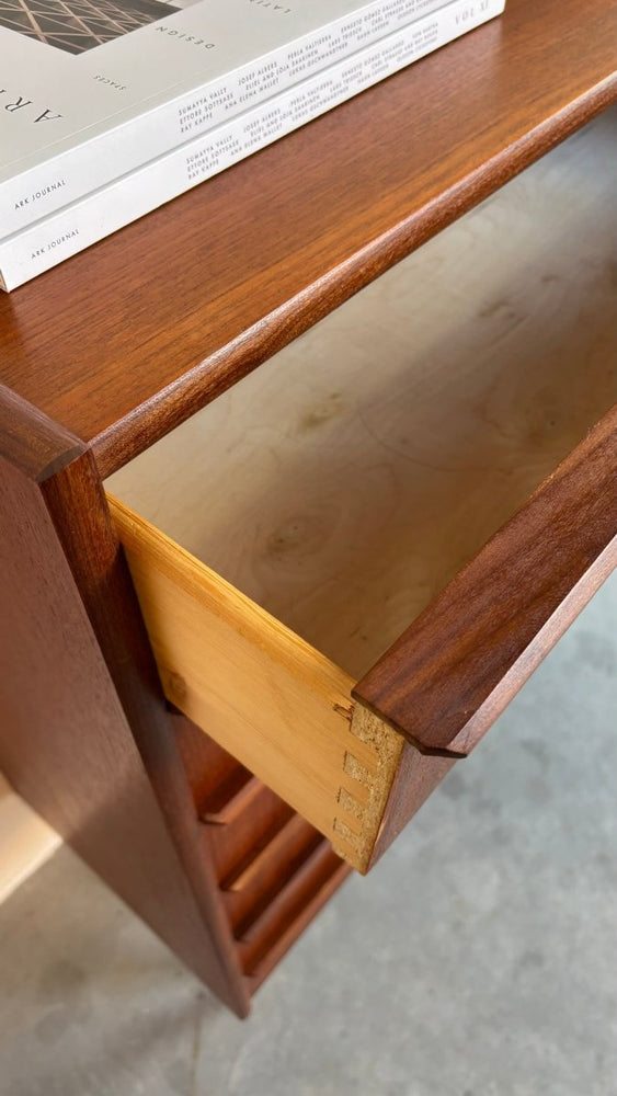 
                  
                    Vintage ladekast 6* slanke greep teak - LOUI.STORE
                  
                