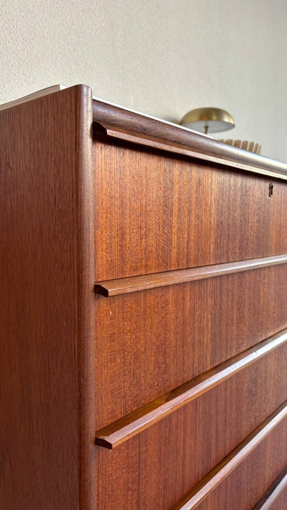 
                  
                    Vintage ladekast 6* slanke greep teak - LOUI.STORE
                  
                