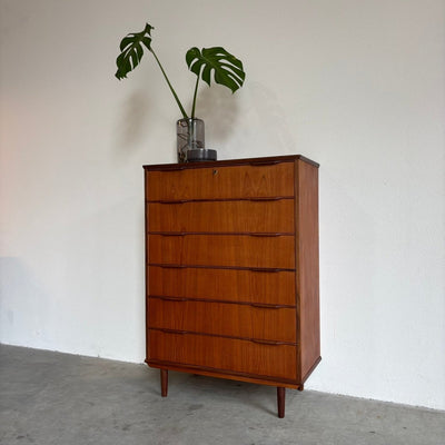 
                  
                    Vintage ladekast 6* teak 121cm hoog - LOUI.STORE
                  
                