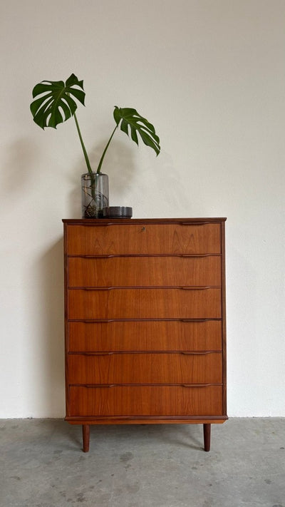 
                  
                    Vintage ladekast 6* teak 121cm hoog - LOUI.STORE
                  
                