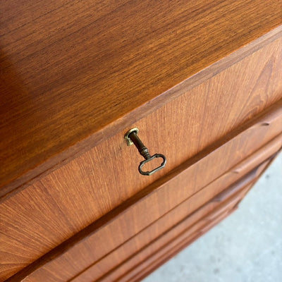 
                  
                    Vintage ladekast 6* teak 121cm hoog - LOUI.STORE
                  
                