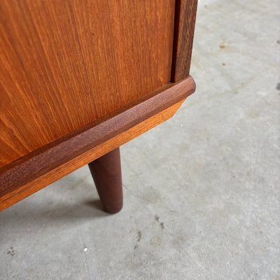 
                  
                    Vintage ladekast 6* teak 121cm hoog - LOUI.STORE
                  
                