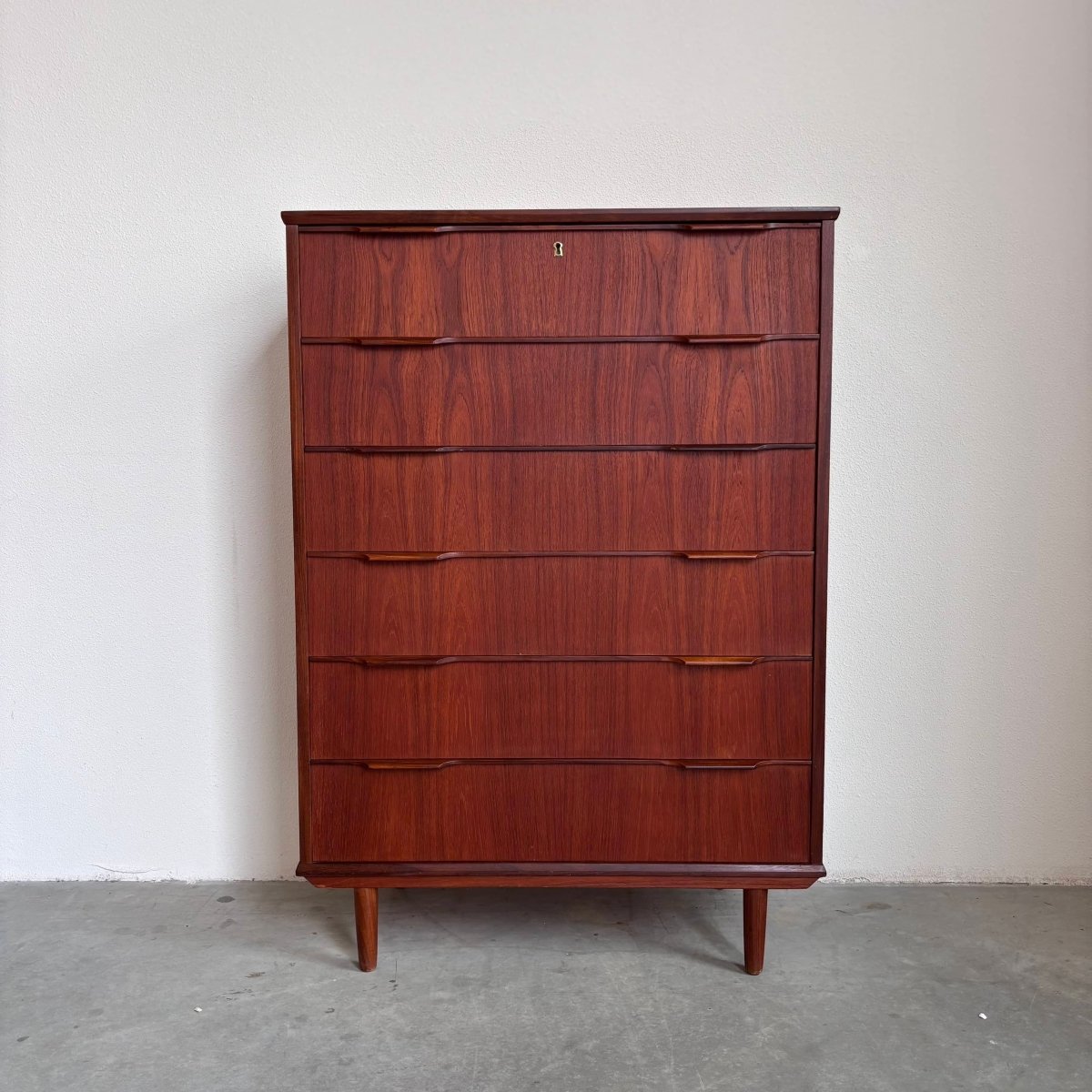 
                  
                    Vintage ladekast 6* teak hoog - LOUI.STORE
                  
                