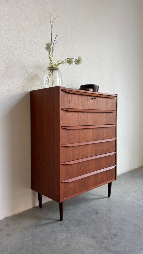 
                  
                    Vintage ladekast 6* teak lange greep - LOUI.STORE
                  
                