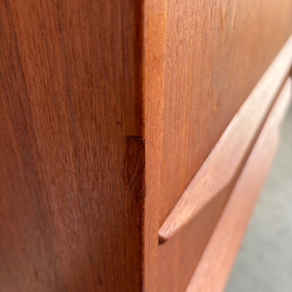 
                  
                    Vintage ladekast 6* teak lange greep - LOUI.STORE
                  
                