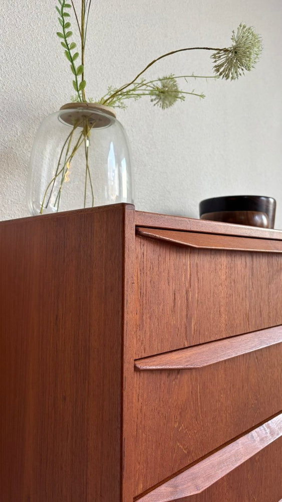 
                  
                    Vintage ladekast 6* teak lange greep - LOUI.STORE
                  
                