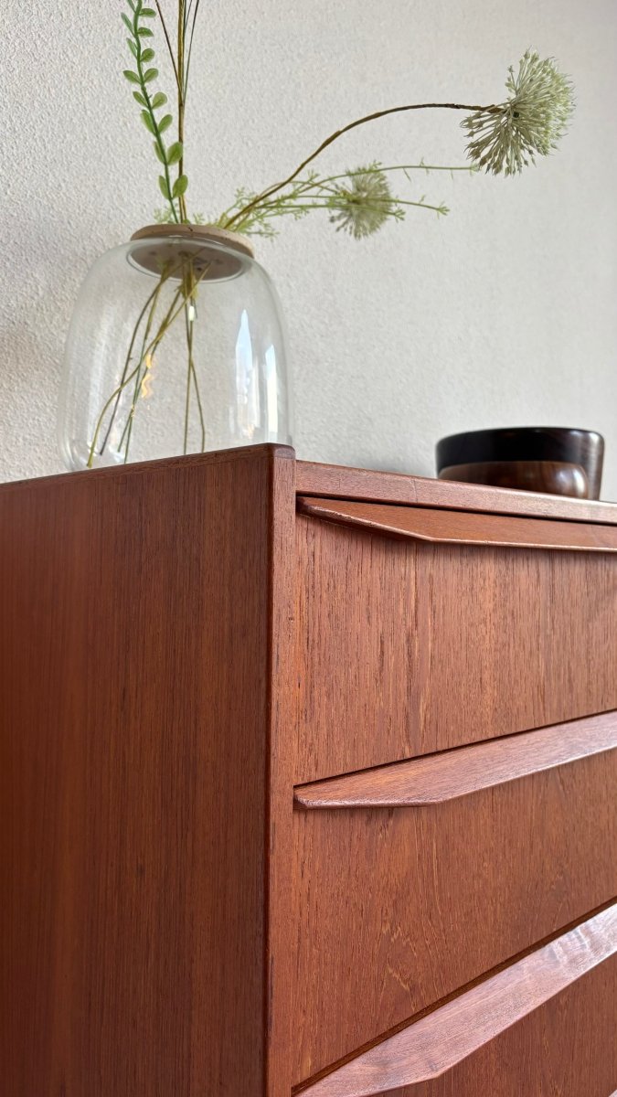 
                  
                    Vintage ladekast 6* teak lange greep - LOUI.STORE
                  
                