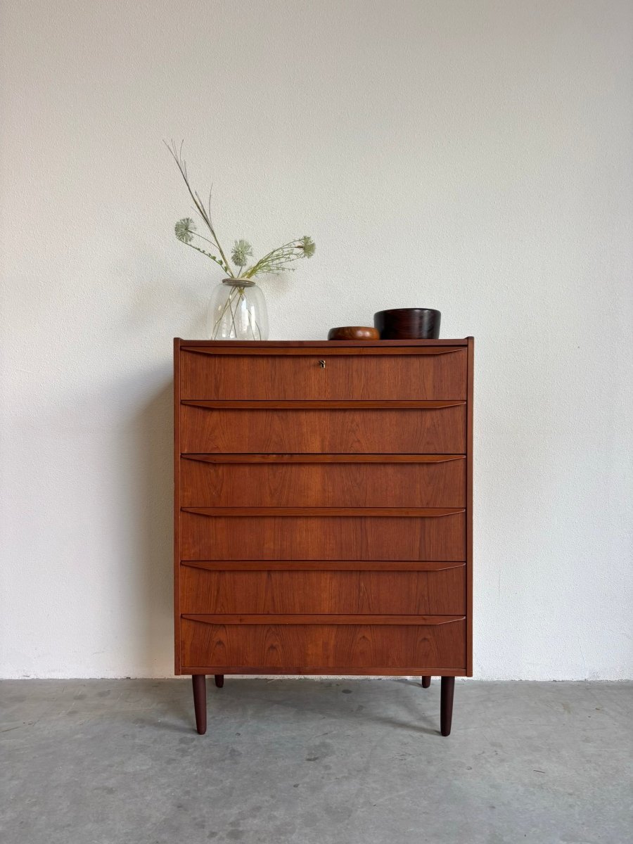 
                  
                    Vintage ladekast 6* teak lange greep - LOUI.STORE
                  
                