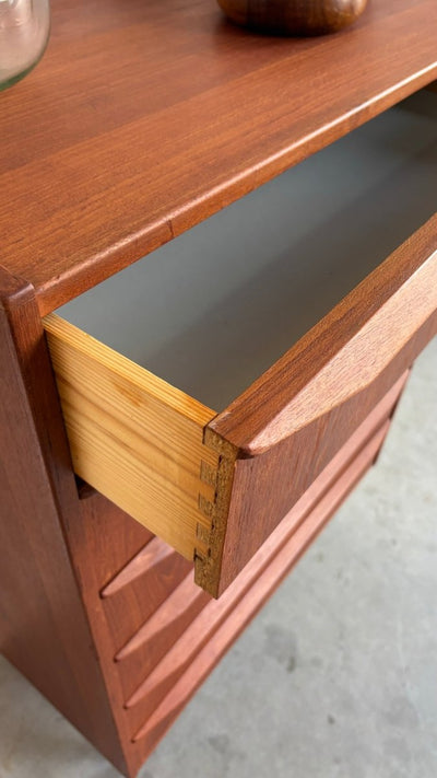 
                  
                    Vintage ladekast 6* teak lange greep - LOUI.STORE
                  
                