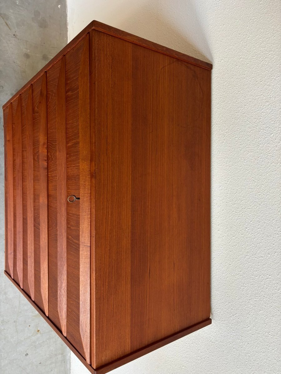 
                  
                    Vintage ladekast 6* teak lange greep - LOUI.STORE
                  
                