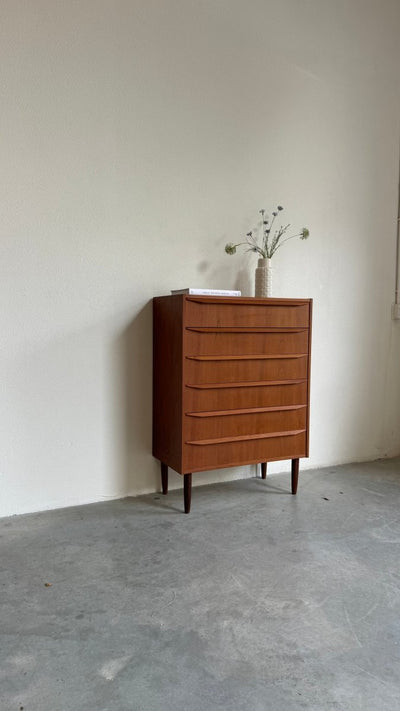 
                  
                    Vintage ladekast 6* teak lange greep - LOUI.STORE
                  
                