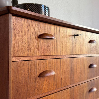 
                  
                    Vintage ladekast 6* teak maan greepjes - LOUI.STORE
                  
                