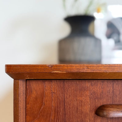 
                  
                    Vintage ladekast 6* teak met lichter frame - LOUI
                  
                