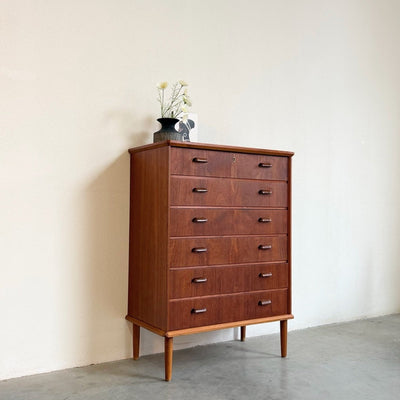 
                  
                    Vintage ladekast 6* teak met lichter frame - LOUI
                  
                