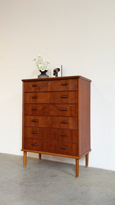 
                  
                    Vintage ladekast 6* teak met lichter frame - LOUI
                  
                