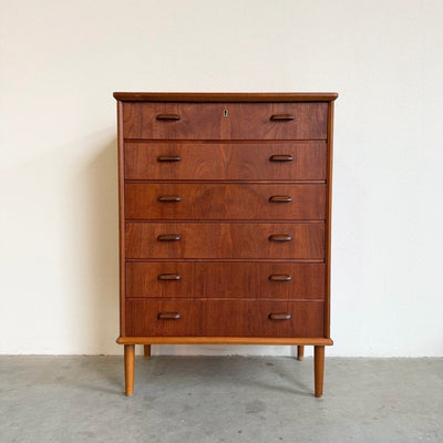 
                  
                    Vintage ladekast 6* teak met lichter frame - LOUI
                  
                