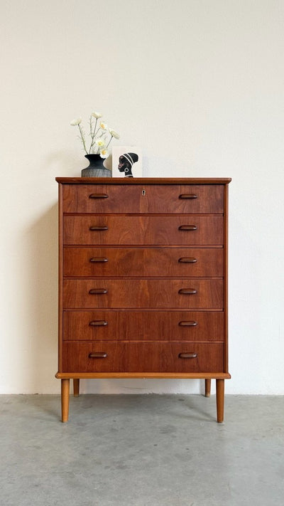 
                  
                    Vintage ladekast 6* teak met lichter frame - LOUI
                  
                