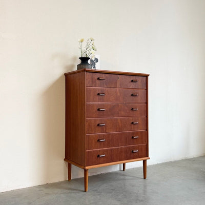 
                  
                    Vintage ladekast 6* teak met lichter frame - LOUI
                  
                