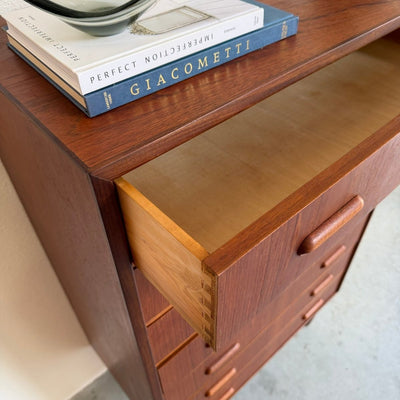 
                  
                    Vintage ladekast 7* teak met lichtere lijn - LOUI
                  
                