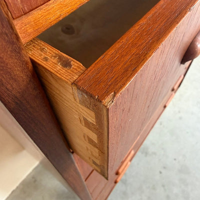 
                  
                    Vintage ladekast 7* teak met lichtere lijn - LOUI
                  
                