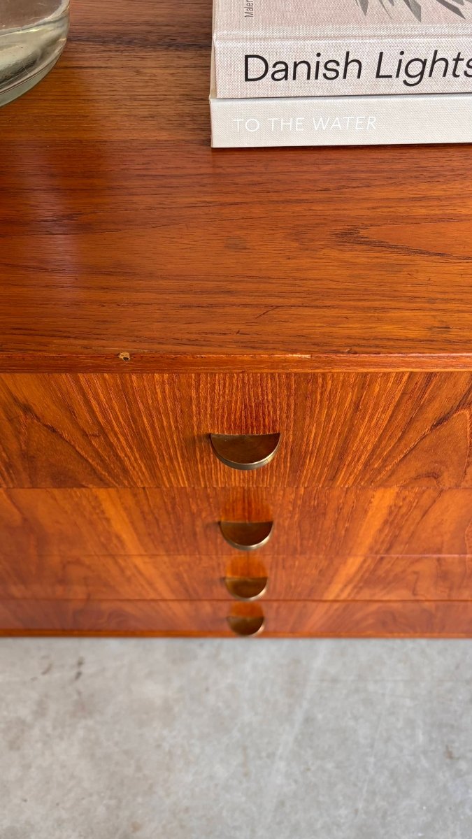 
                  
                    Vintage ladekast - blok teak - LOUI.STORE
                  
                