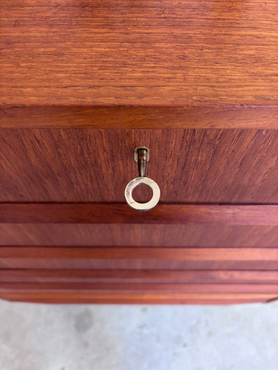 
                  
                    Vintage ladekast greep onder lade - LOUI.STORE
                  
                