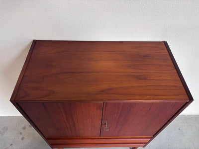 
                  
                    Vintage ladekast met deuren teak - LOUI.STORE
                  
                