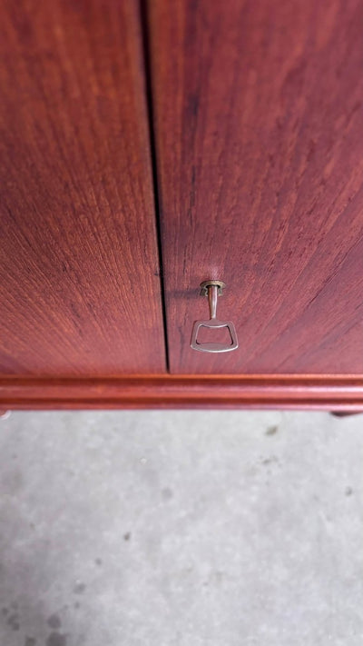 
                  
                    Vintage ladekast met deuren teak - LOUI.STORE
                  
                