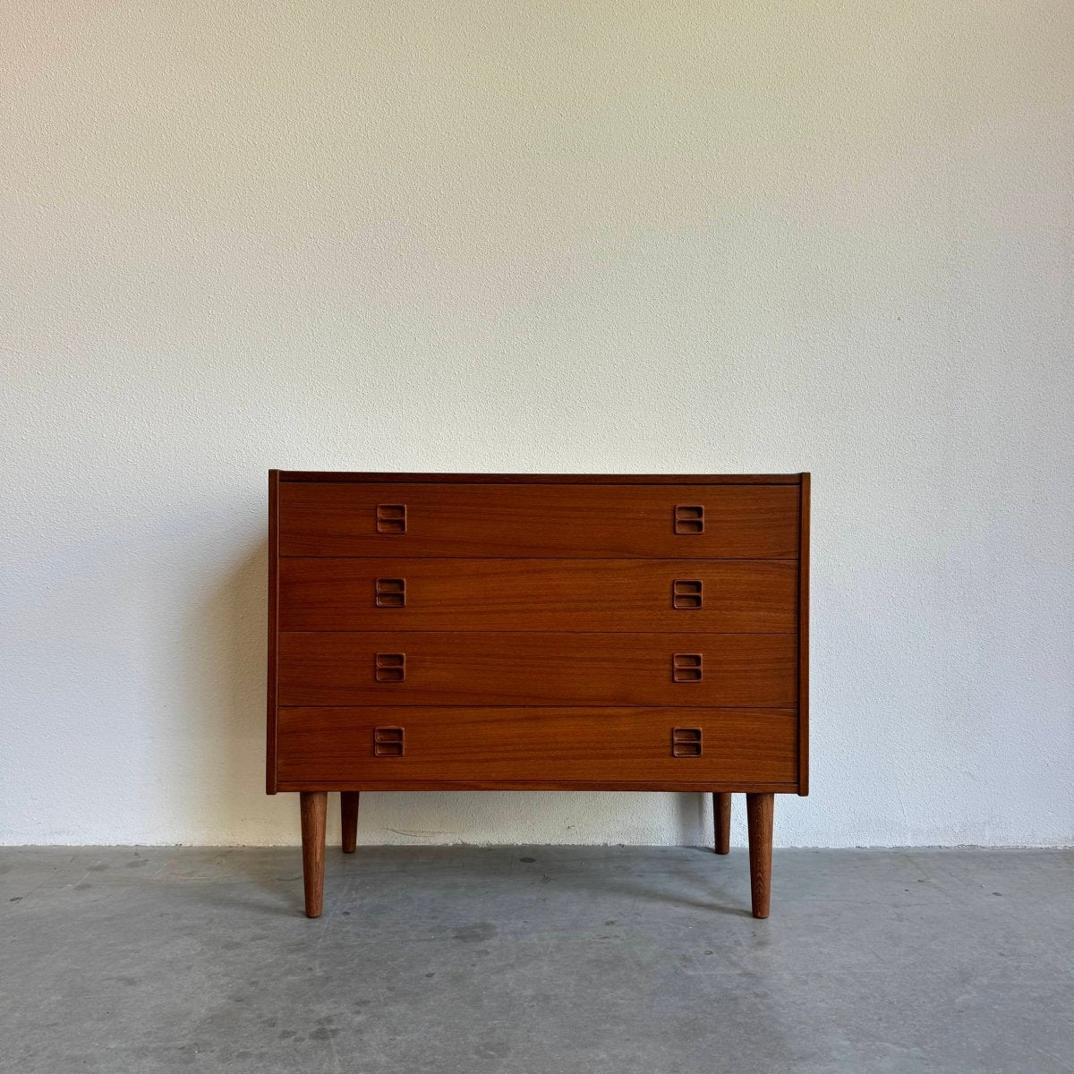 
                  
                    Vintage ladekast teak 4* - LOUI.STORE
                  
                