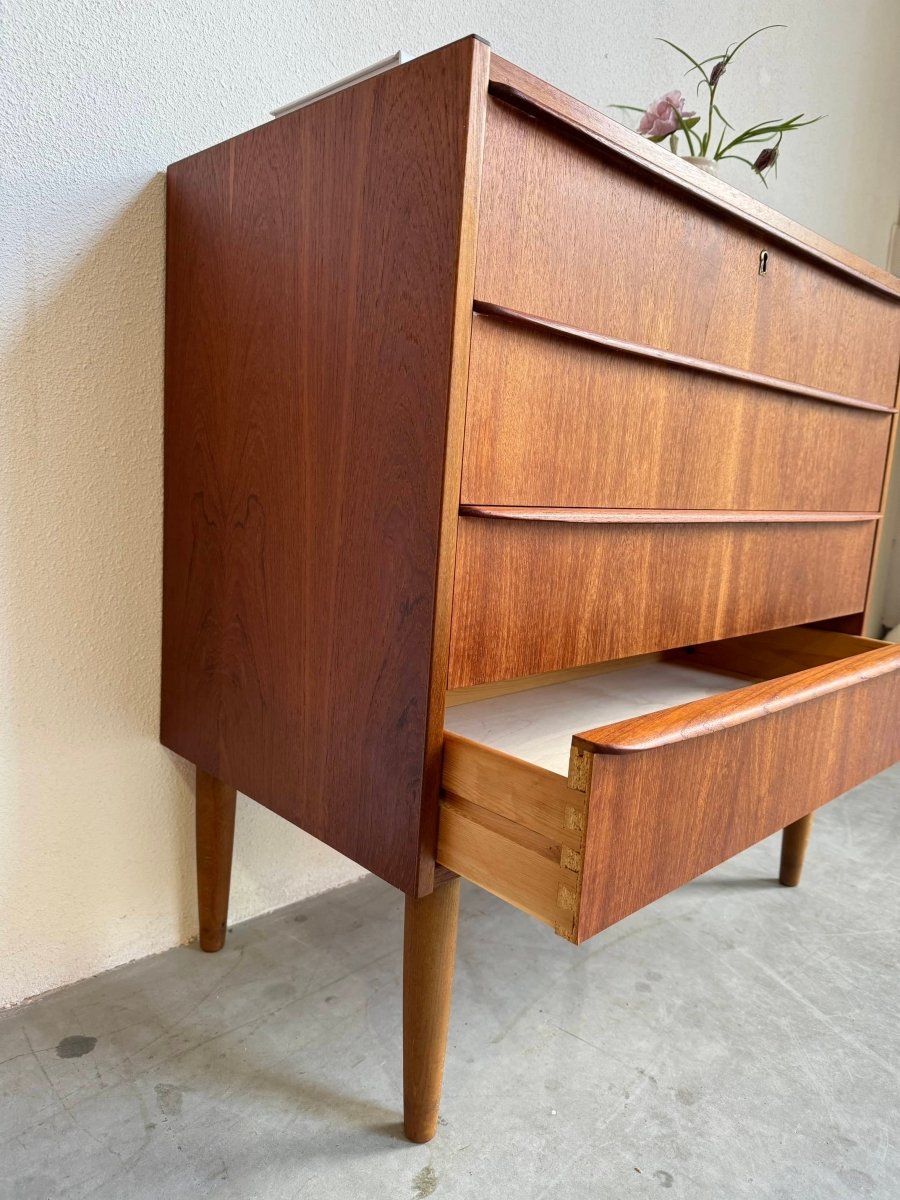 
                  
                    Vintage ladekast teak 4* - LOUI.STORE
                  
                
