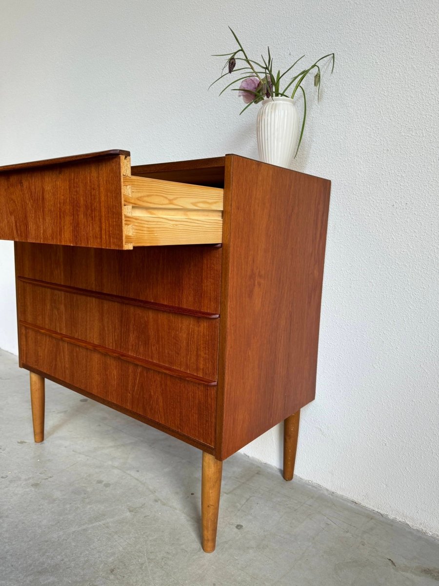 
                  
                    Vintage ladekast teak 4* - LOUI.STORE
                  
                