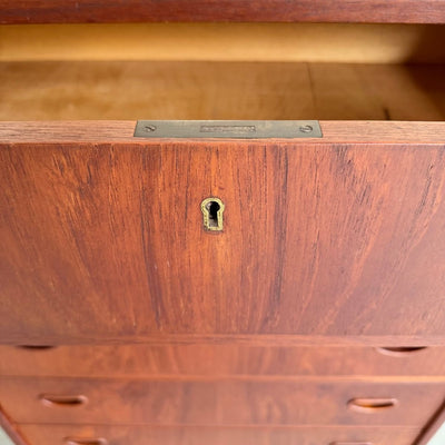 
                  
                    Vintage ladekast teak 6* op eiken frame - LOUI
                  
                