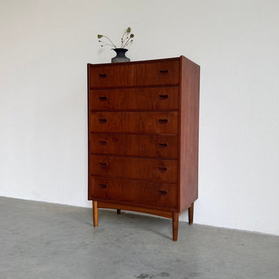 
                  
                    Vintage ladekast teak 6* op eiken frame - LOUI
                  
                