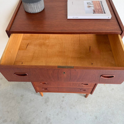 
                  
                    Vintage ladekast teak 6* op eiken frame - LOUI
                  
                