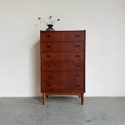 
                  
                    Vintage ladekast teak 6* op eiken frame - LOUI
                  
                