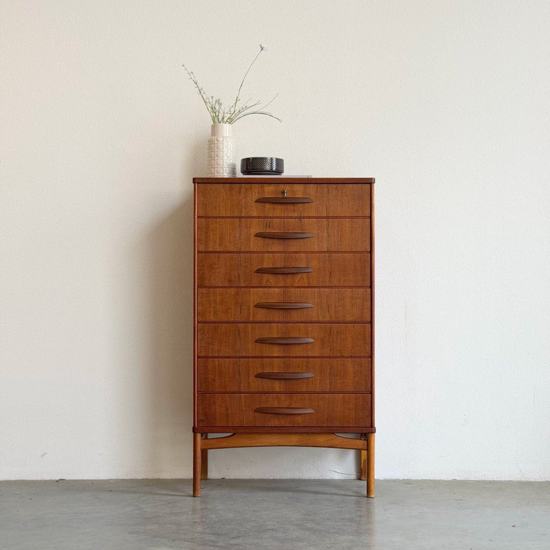 Vintage ladekast teak op eiken frame 7* - LOUI
