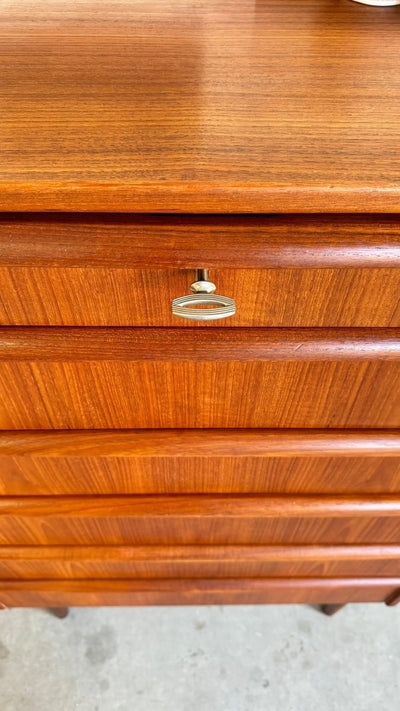 
                  
                    Vintage ladekast teak - rand 6* - LOUI.STORE
                  
                