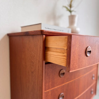 
                  
                    Vintage ladekast teak ronde voorkant - LOUI.STORE
                  
                