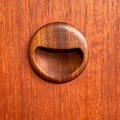 
                  
                    Vintage ladekast teak ronde voorkant - LOUI.STORE
                  
                