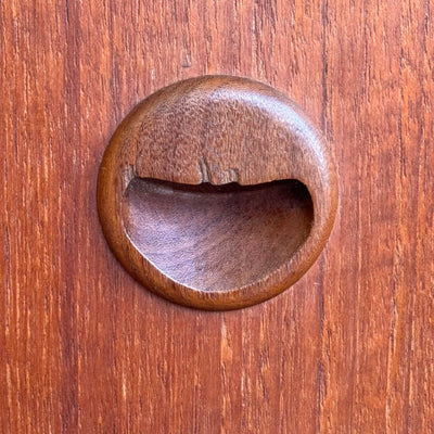 
                  
                    Vintage ladekast teak ronde voorkant - LOUI.STORE
                  
                