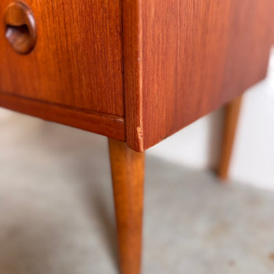 
                  
                    Vintage ladekast teak ronde voorkant - LOUI.STORE
                  
                