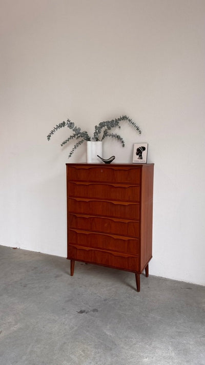 
                  
                    Vintage ladekast ‘vleermuis’ greep teak 6* - LOUI.STORE
                  
                