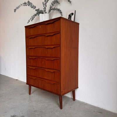 
                  
                    Vintage ladekast ‘vleermuis’ greep teak 6* - LOUI.STORE
                  
                